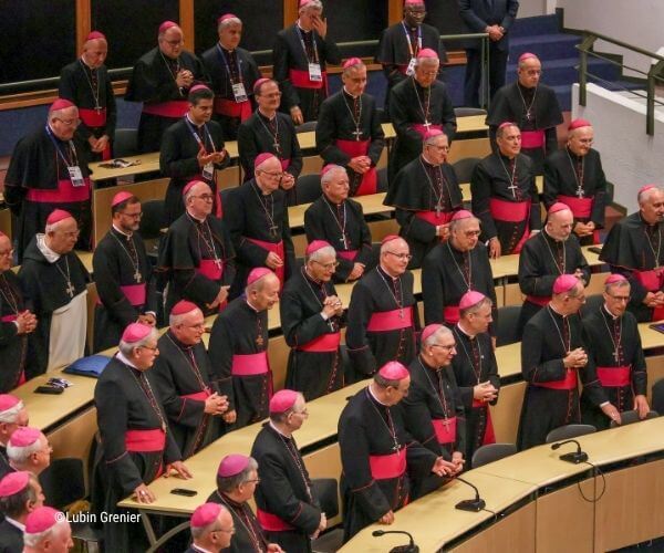 évêques rassemblés en hémicycle pour une conférence