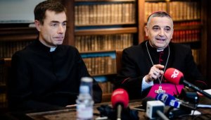 Mgr Lebrun en conférence de presse pour la cause de béatification du P. Hamel