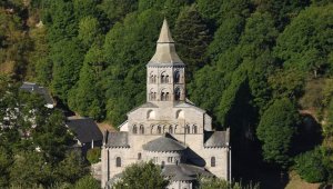 église romane d'Orcival en Auvergne