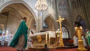 image d'un prêtre dans une église pour décrire le Temps ordinaire