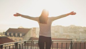 femme qui souhaite souscrire une assurance-vie