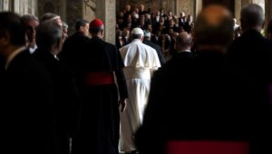 photo du pape françois qui reçoit le coprs diplomatique