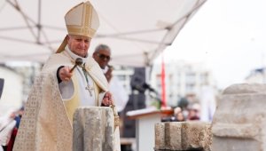 mgr Jean-Yves Nahmias béni la première pierre de l'église Sainte Bathilde, à Meaux
