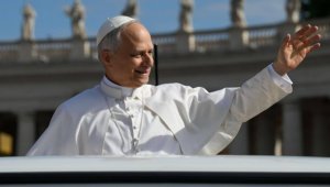 le Pape Léon XIV saluant la foule